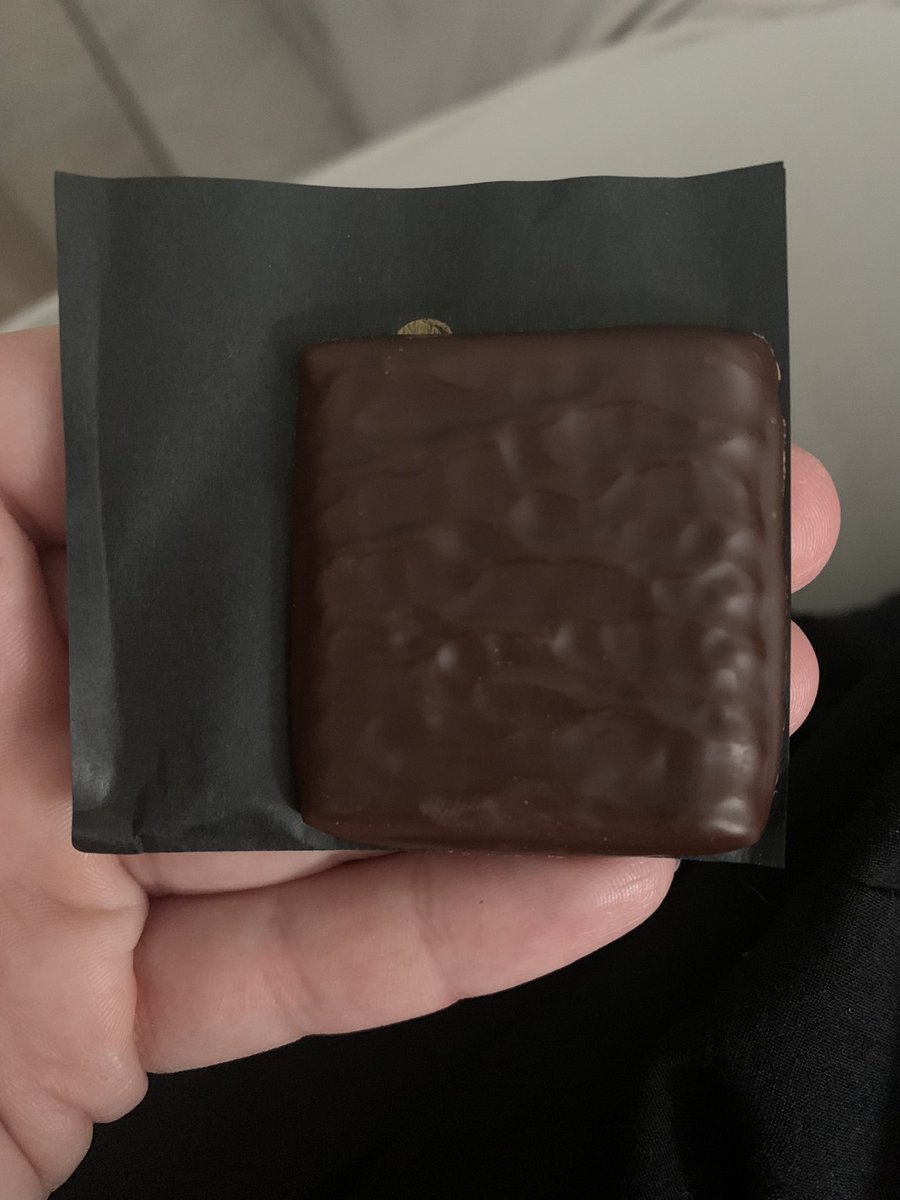 gluehkaeferchen's tweet photo. Also, ich kann mich noch daran erinnern, dass die Tafeln genauso groß waren, wie die Verpackung 🤨 https://t.co/HSmXNW7d0Q