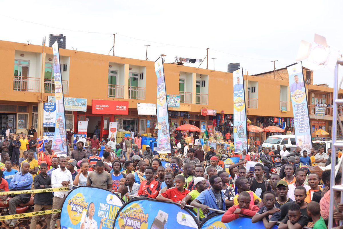 For the Rubaga people, Santa came early! In its ongoing #MpaEreceiptYange campaign, the wonderful team at URA gave the people at Rubaga hundreds of gifts & information regarding different activities of URA. You can be the next winner if you ask for your e-receipt after shopping.