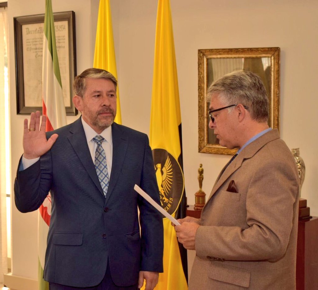UPTCoficial's tweet photo. 📌#UPTCInforma | Ante el #RectorUPTC, Enrique Vera López, toma posesión de su cargo como Decano de la Facultad de Ingeniería #UPTC, Luis Gabriel Márquez Díaz, quien se ha desempeñado como docente, por más de 20 años en la Universidad. 

[Hilo] 🧵👇🏼 https://t.co/OVHuZsGLdG