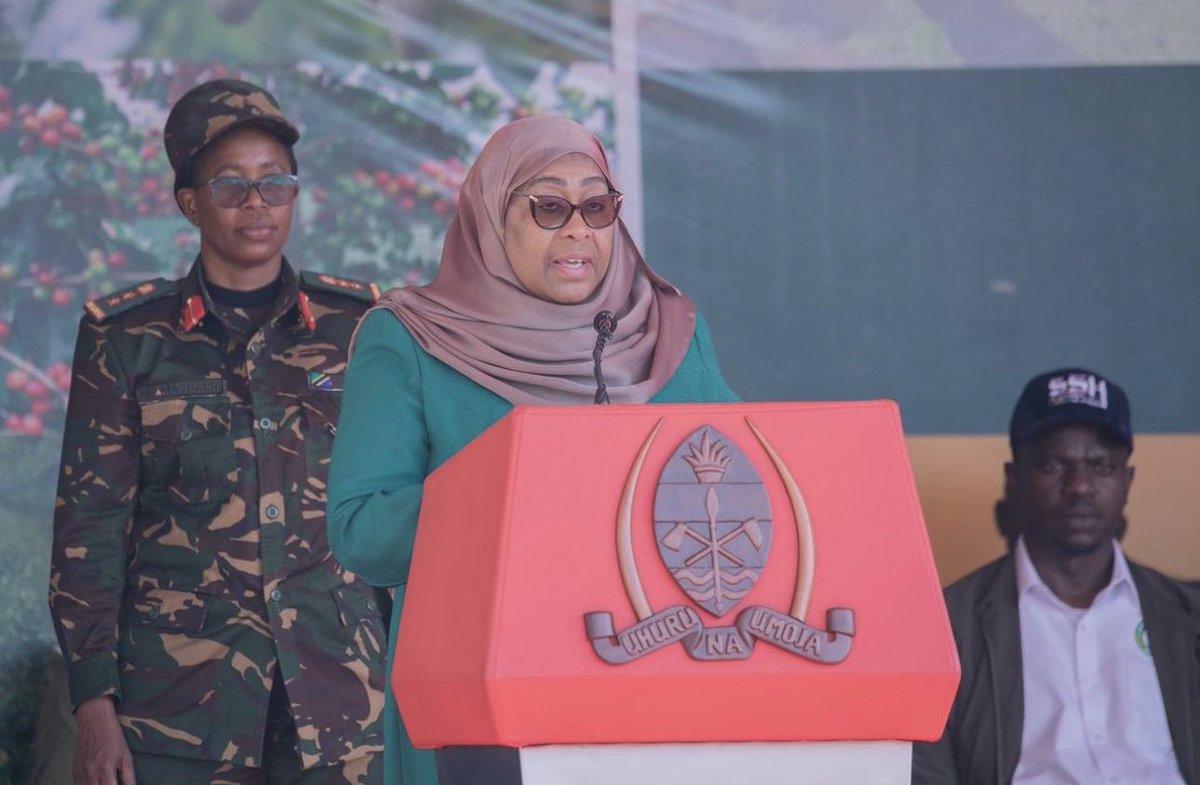 SuluhuSamia's tweet photo. Namshukuru Mwenyezi Mungu mwingi wa rehema kwa kutuwezesha kukutana mapema leo Jijini Mbeya, katika kilele cha Maonesho ya Thelathini ya Wakulima, Wafugaji na Wavuvi (Nane Nane).  

Nawapongeza mamilioni ya wakulima, wavuvi na wafugaji katika kila kona ya nchi yetu kwa juhudi zenu katika uzalishaji, na kuendelea kulilisha Taifa letu. Kazi zenu za kila siku zinaipa nchi yetu si tu uhakika wa chakula lakini pia ajira (zaidi ya asilimia 65), malighafi kwa viwanda vyetu (zaidi ya asilimia 60), na zinachangia zaidi ya robo ya Pato la Taifa letu. 

Tumeongeza Bajeti katika Kilimo lakini pia katika Mifugo na Uvuvi ili tutekeleze mipango tuliyojiwekea katika sekta hizi muhimu kwa uchumi na maisha ya kila Mtanzania. 

Nazipongeza Wizara zote mbili kwa programu nyingi bora na mahususi zinazoendelea kutekelezwa. Programu mojawapo ni Jenga Kesho Iliyo Bora, inayowapa vijana na wanawake mafunzo ya kilimo, umiliki wa ardhi kwa zaidi ya miaka 66 na nafasi ya masoko ya mazao yao. 

Kwa namna ya kipekee, Serikali itaendelea kutoa ruzuku katika mbolea na pembejeo. Nimeagiza Wizara ya Kilimo kukaa na Wizara ya Fedha ili kuondoa gharama za kusambaza mbolea kwa ngazi ya kata ambazo zinafanya bei ya mboleo kwa mkulima kuwa juu.