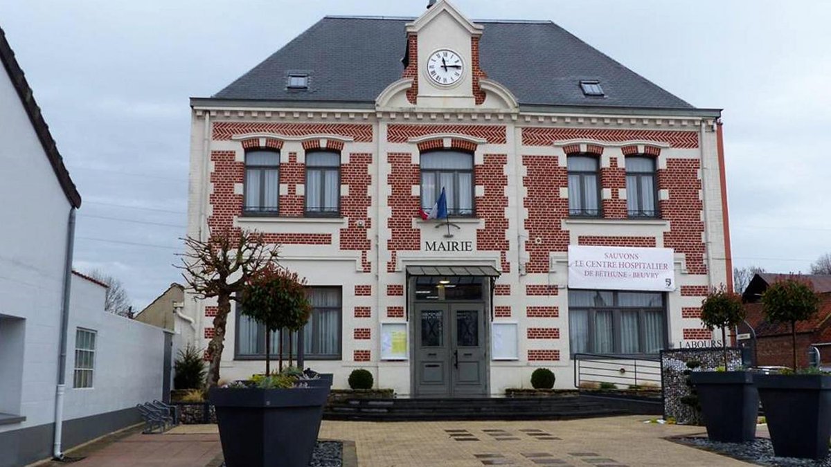 vdnbruay's tweet image. Construire haut ou pas sur la zone industrielle de #Labourse : l’avis du commissaire enquêteur lavoixdunord.fr/1360280/articl…