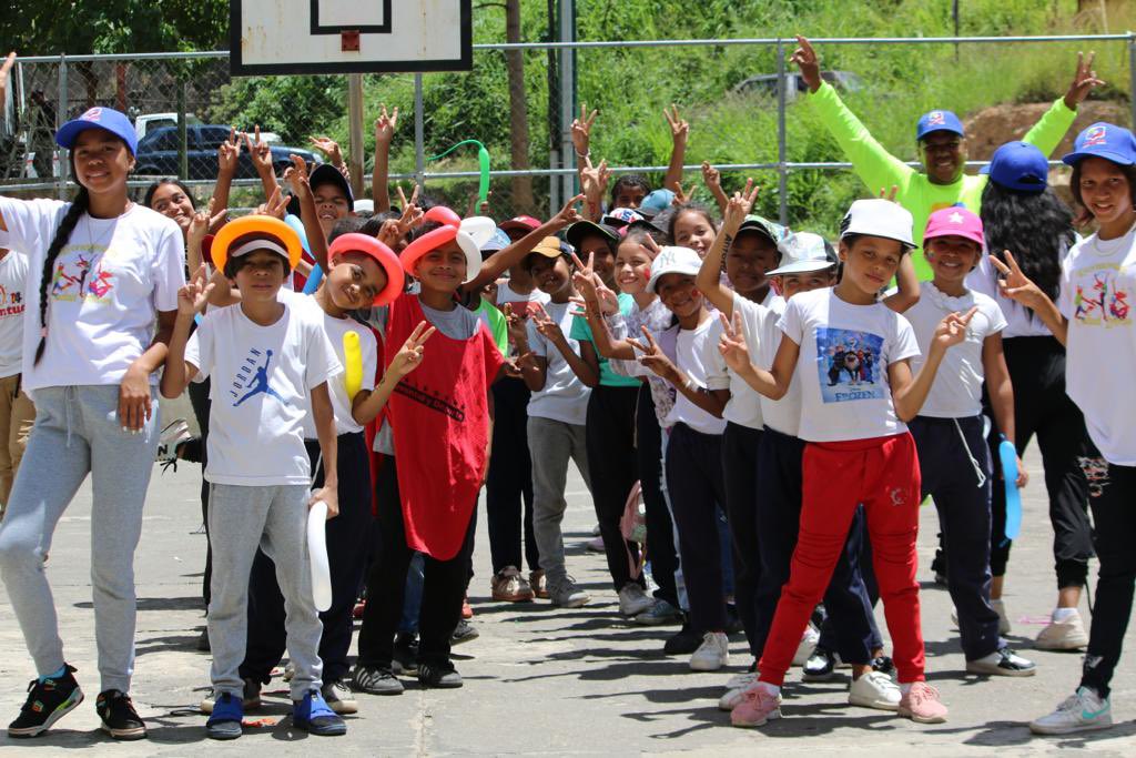 Galindez_vzla's tweet photo. El Plan Vacacional Comunitario 2023 sigue en toda Venezuela // Hoy nos vinimos a Ciudad Lebrum en #Petare donde las niñas y niños disfrutan de las actividades recreativas, deportivas y culturales comunitarias. 

 #VozDeVenezuelaEnBrasil

@NicolasMaduro https://t.co/fj6XRQt7U2