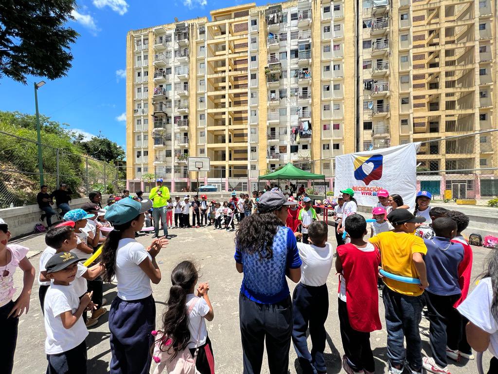 Galindez_vzla's tweet photo. El Plan Vacacional Comunitario 2023 sigue en toda Venezuela // Hoy nos vinimos a Ciudad Lebrum en #Petare donde las niñas y niños disfrutan de las actividades recreativas, deportivas y culturales comunitarias. 

 #VozDeVenezuelaEnBrasil

@NicolasMaduro https://t.co/fj6XRQt7U2