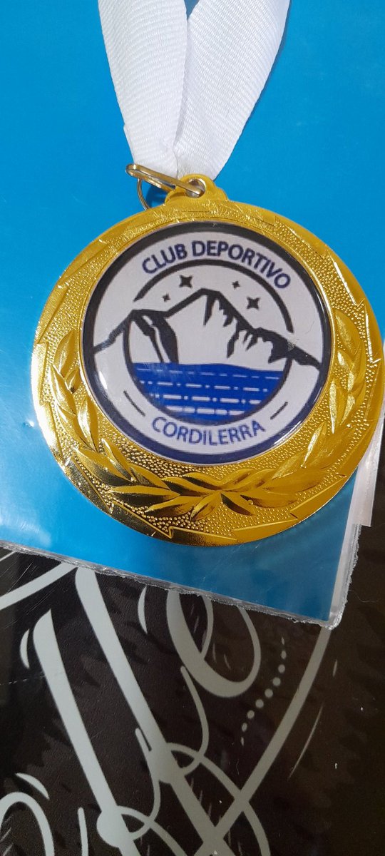 AlamiroAlvar's tweet photo. Hoy me llega esta hermosa medalla, en reconocimiento por haber sido dirigente y hoy auspiciador de esta noble institución,  gracias, gracias,  gracias https://t.co/omC4oiDF26
