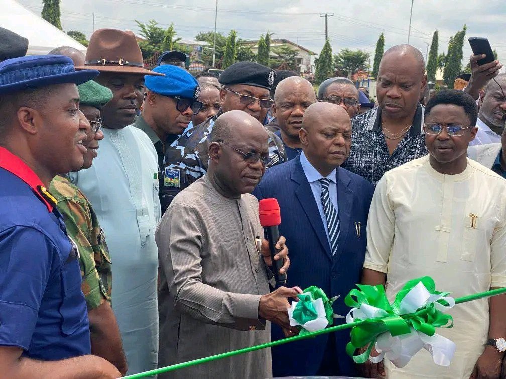 GoziconC's tweet photo. Gov. Alex Oti ignored Innosons vehicles and purchased Toyota Hilux to dispatch to Abia State security agencies. 

I have told y'all that igbos are their own enemies. 

All the cars bought by the Federal Government under Buhari regime for the Police, Army, and other agencies were 100% Innoson Motors, 

AirPeace received a National Recognition and was highly patronised by Buhari's Government. 

yet Buhari is the enemy of Ndigbo? Make una dey play