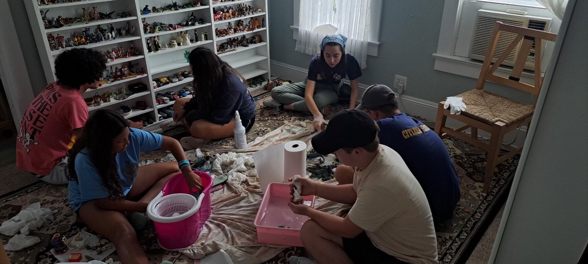 BMKeyClub's tweet photo. Today our @BrickMemorialHS Key Club volunteered at the Common Ground Grief Center to help them organize, clean, etc. Great job! 🔑 @TarnowskiStang @njkeyclub @BMSTANGSports https://t.co/3JZX22trb3