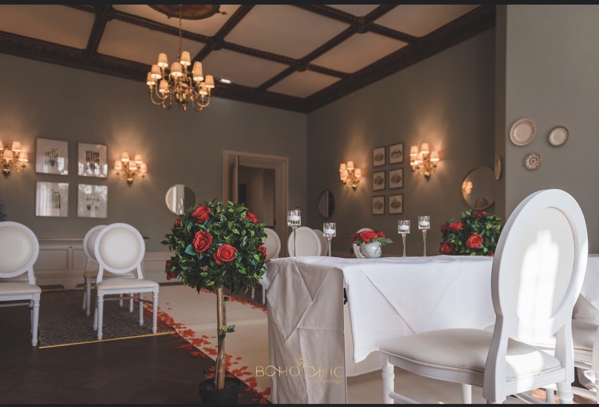 Roses are red ❤️ 🌹 ❤️

#venuestyling #venuestylist #weddinginspiration #weddingdecor #sft #sftwedding #sheffield #doncaster #york #yorkshire #southyorkshire #bridetobe #bride&amp;groom #babyshowers #birthdays #weddingfair