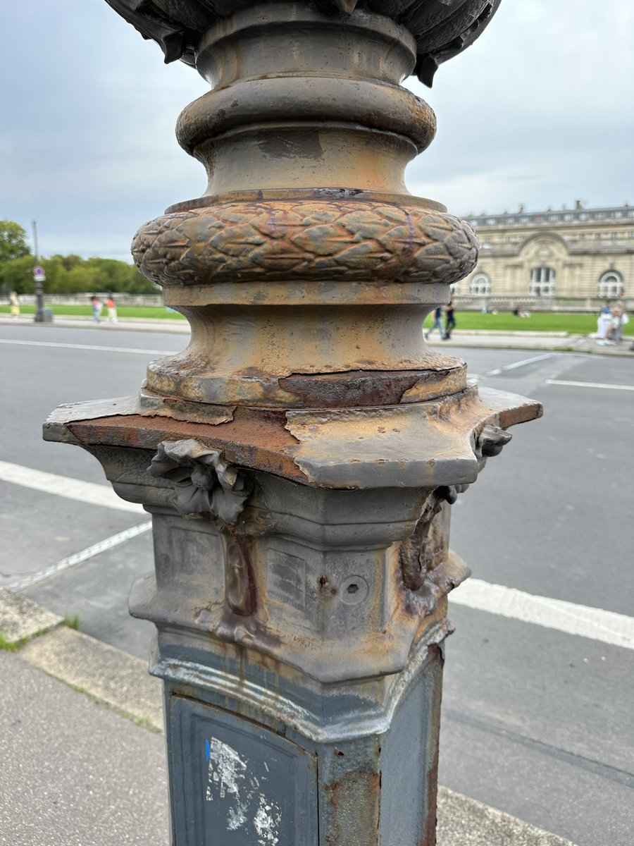 C’est ahurissant de voir l’état du mobilier urbain face aux Invalides. Trottoir défoncé, poubelles affreuses, lampadaires décapités et complètement rongés par la rouille. Comment peut on négliger Paris à ce point ? #saccageparis