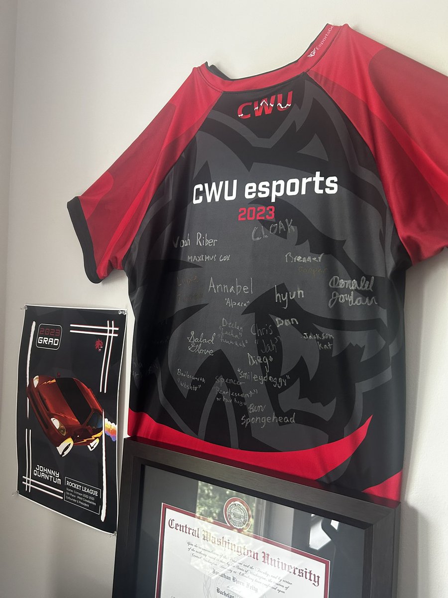 JohnnyFelty's tweet image. Finally moved in and settled in Maryland!

Before I left I was gifted a CWU Esports jersey signed by all those who helped get that program started. I’m super thankful to them for all the work they put in and I have no doubts that they’ll keep up the great work :)