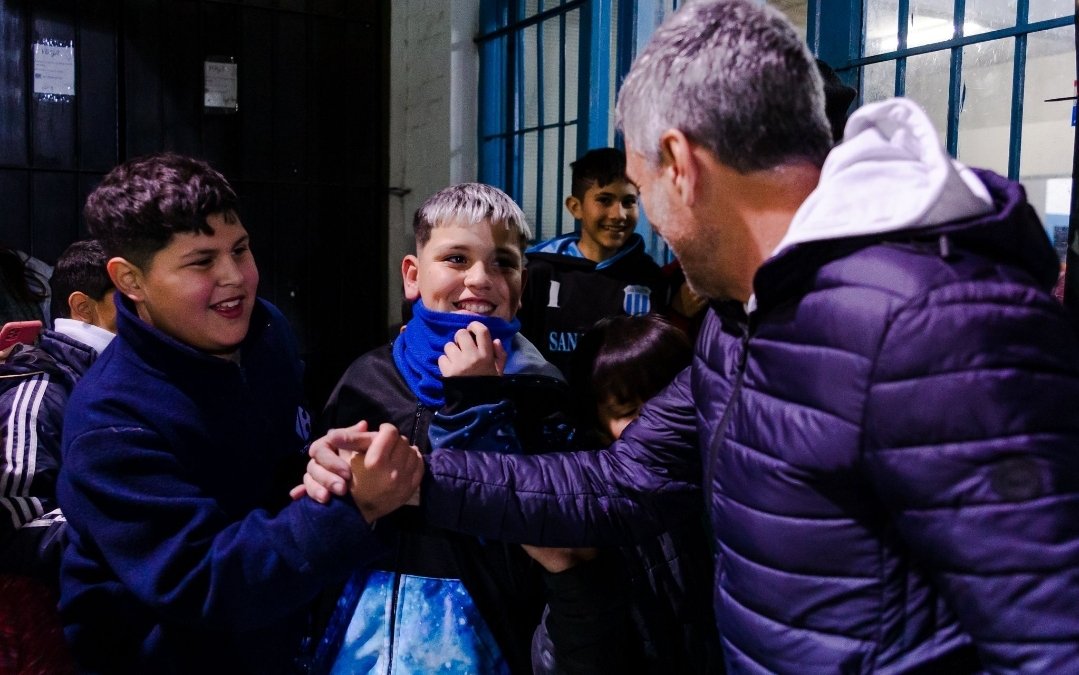 Visitamos el Club San Martín de Tesei donde pudimos compartir risas y charlas con los más chicos. También nos reunimos con los entrenadores y deportistas que participan activamente en las actividades del club. Siempre del lado del deporte para nuestros pibes. #SiempreAcá ❤️