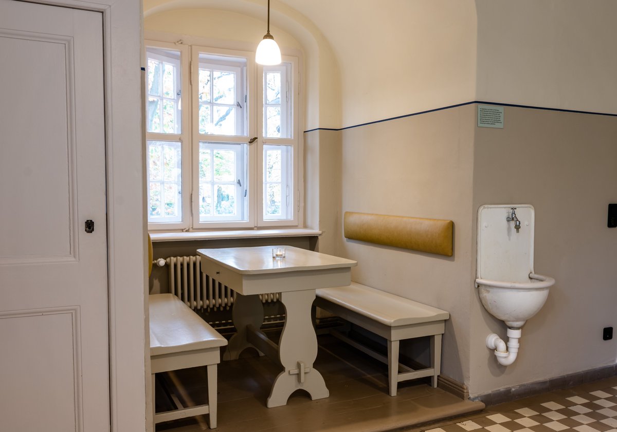 Das Martin-Niemöller-Haus ist derzeit im Rahmen der Öffnungszeiten der Hausbibliothek – donnerstags 11.00-13.00 Uhr – für Sie geöffnet. Interesse an einem Besuch der Ausstellung oder an einer Führung? info@mnh-dahlem.de. Eintritt frei –  Spenden sind willkommen.
Fotos: J. Sendel