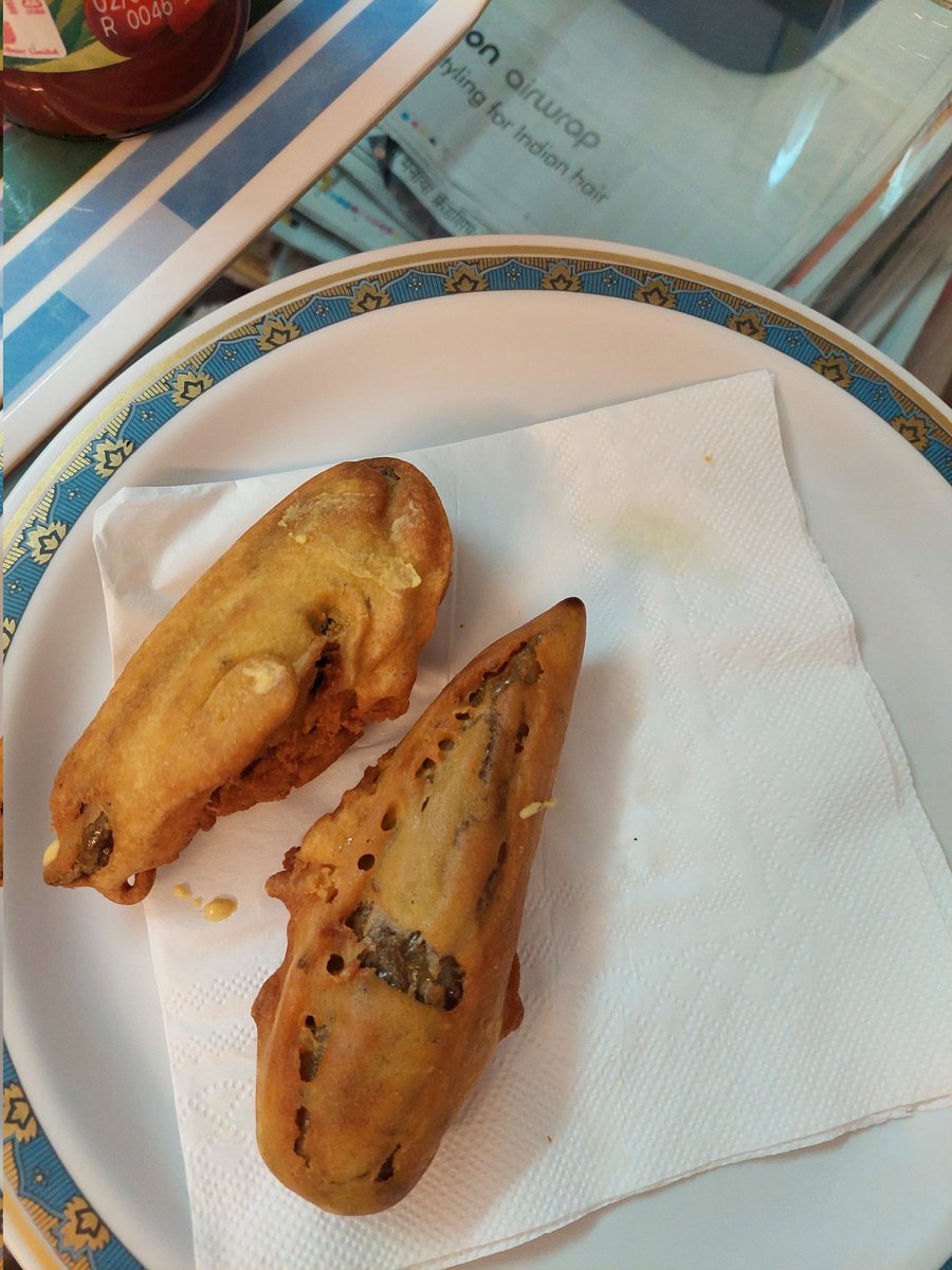 mandakini_'s tweet photo. #BreadPakora is missing, for we consumed it before I decided to capture the late evening snacks. #Chaai #MirchPakoda
The real spice was the gossip...idhar-udhar ki, iski-uski, sabpe tippaniya maar ke asli satisfaction mila 😷
@journojaykishan https://t.co/hfXroAIn1e