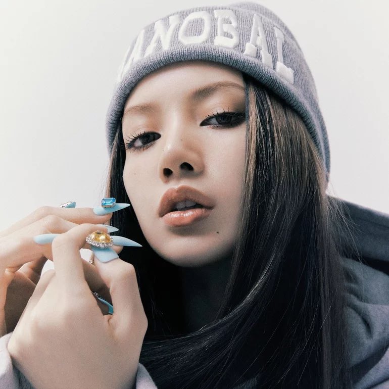 PopBase's tweet photo. ‘MONEY’ by BLACKPINK's Lisa becomes the first song by a K-Pop soloist to surpass 900 million streams in Spotify history. https://t.co/pOzRsasrhg