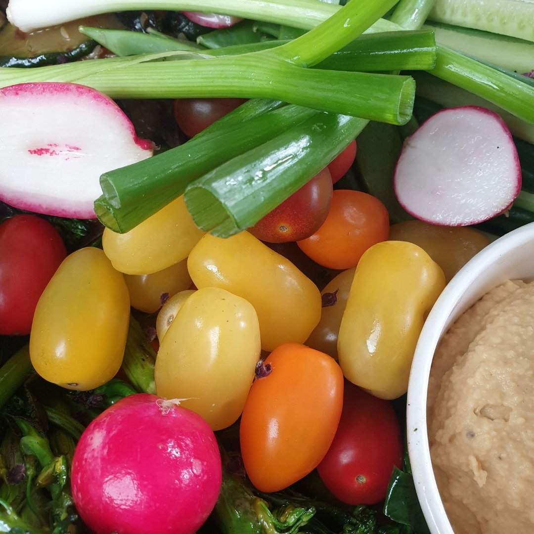 The weather may not realise that it's summer, but we certainly do with all these bright and vibrant veggies in our antipasti grazing boards. They're perfect for informal gatherings, regardless of the weather!

#saltersevents #antipasti #crudites #southlondoncaterer #grazingboards