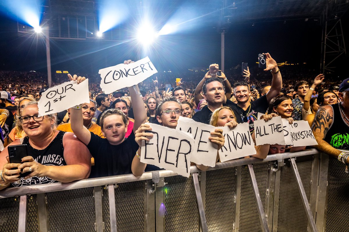 Nickelback's tweet image. You guys make every city feel like home to us 🤘

📸: @AliveCoverage