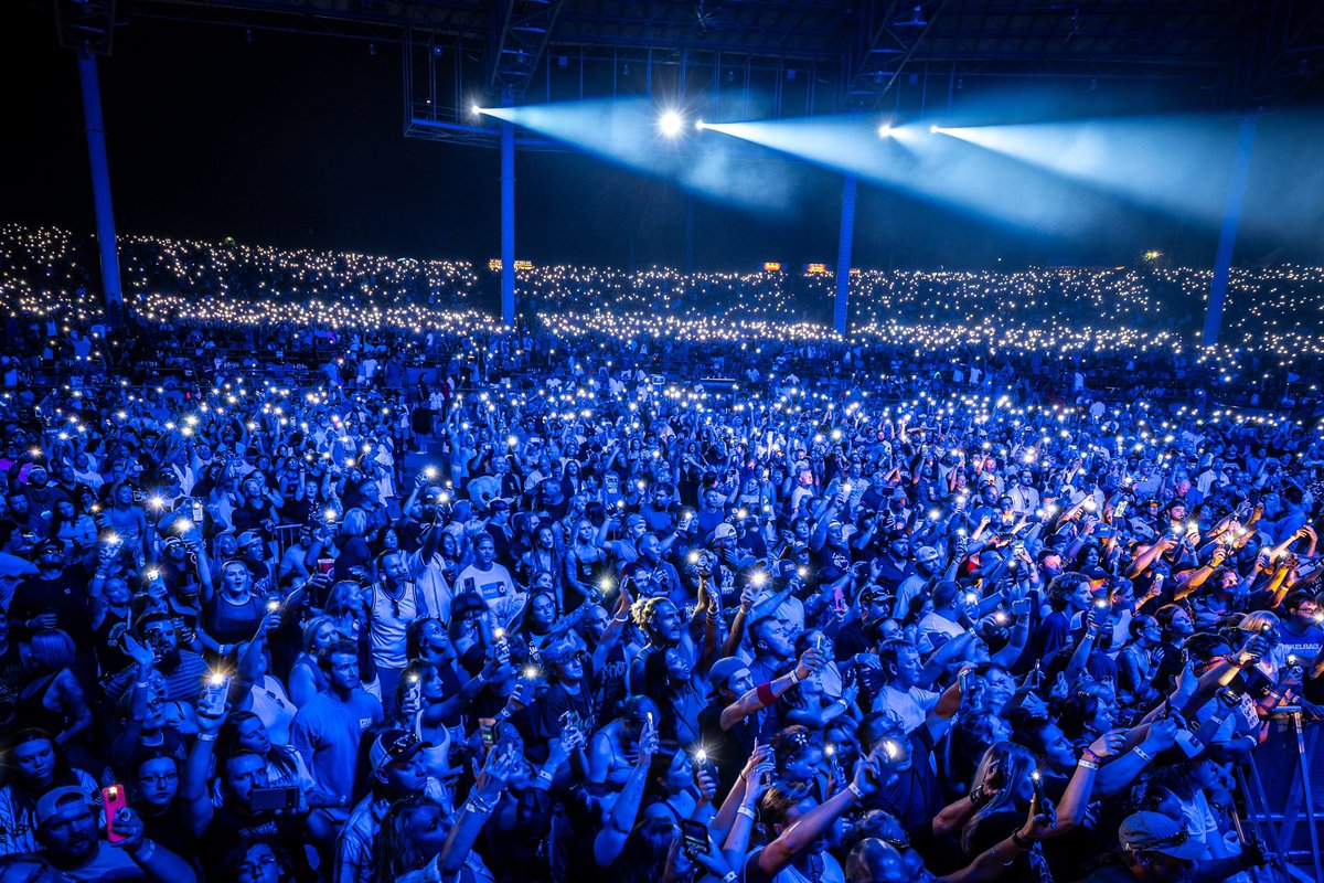 Nickelback's tweet image. You guys make every city feel like home to us 🤘

📸: @AliveCoverage