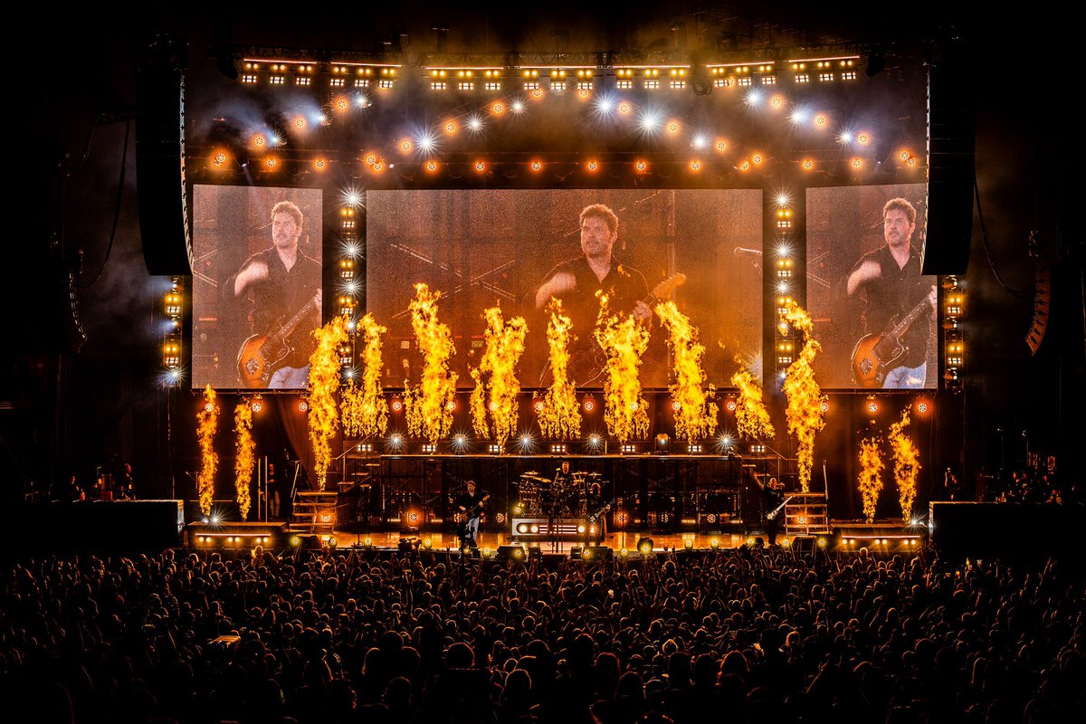 Nickelback's tweet image. You guys make every city feel like home to us 🤘

📸: @AliveCoverage