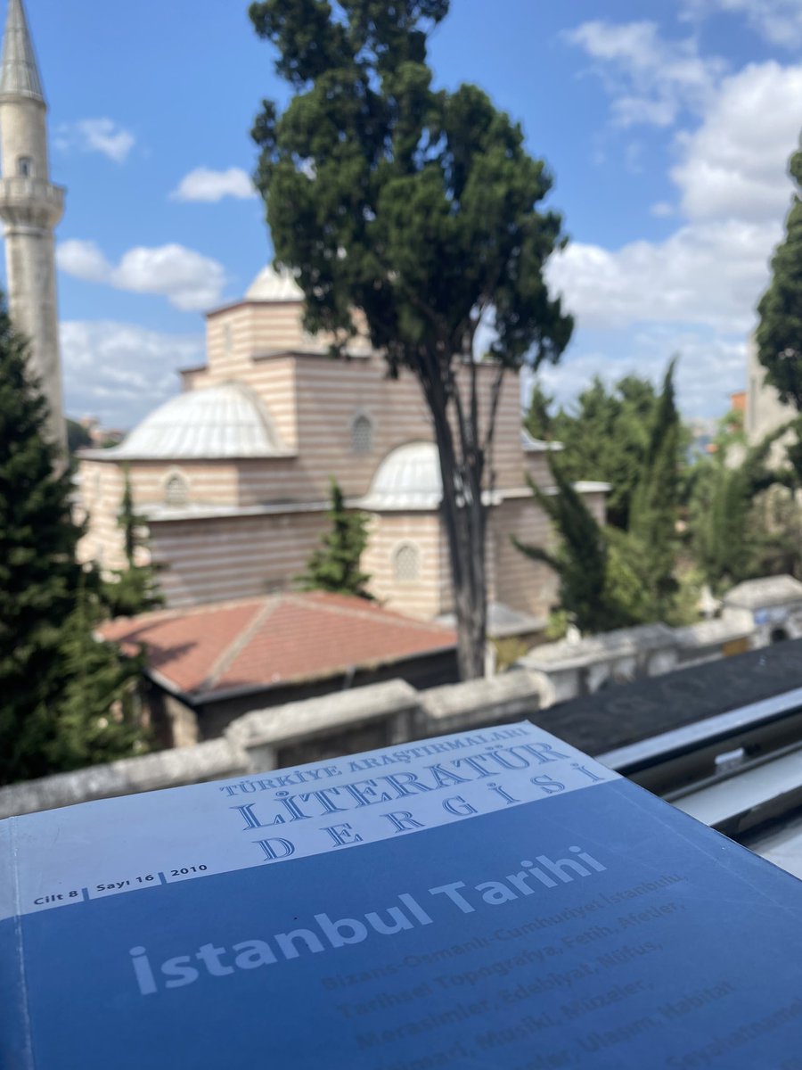 bisavorgtr's tweet photo. "Aslında bir kent tarihi olmamasına karşın, Hadikatü'l Cevami Osmanlı payitahtına yönelik değişen historiyografik bakışı örnekleyen ilk metindir." - Uğur Tanyeli 

TAL��D'in “İstanbul Tarihi” sayısına PDF formatında ulaşabilirsiniz 🌱

👉🏻 https://t.co/G07FdGtN0V https://t.co/LBglO2ABuH