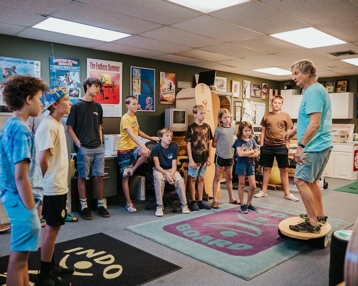 Some of our local groms stopped by Indo Board HQ to learn about balance and entrepreneurship! No one better to learn from than Hunter! 

#IndoBoard // #BalanceBoard
#SpaceCoast // #Entrepreneurship