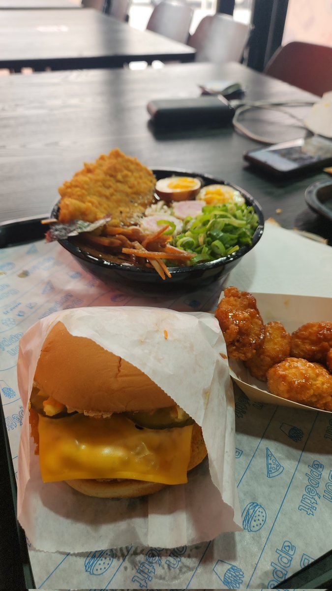 leCritiqueur tweet media