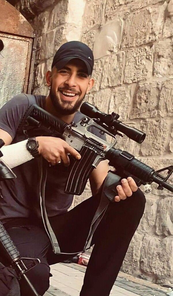 أرتَديتُ عصبَة أقمارُ نابلِس وأنتَ أجملُ أقمارِها ، أنت الذي رفض الذُل  والإِهانة وكنت رجلاً بحجم أمة.
السَلامُ والرَحمِة لرُوحَك الطَاهِرة قمَري الشَهيد
الذكرى السنوية الاولى لاغتيال الشهيد إبراهيم النابلسي 9/8/2022
                    انا راح يغتالوني، ومش راح يمسكوني.