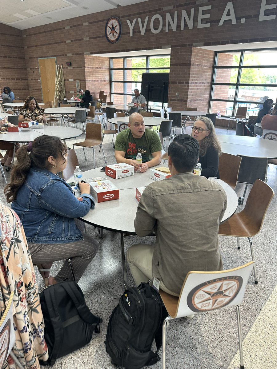 RaymieVenable's tweet photo. Love the family we are building @CityLabHS @IDEA_at_Fannin #collaboration #buildingateam #PLPack #CityView @TransformDISD @PersonalizeDISD @RubyRamirezDISD https://t.co/gCnOrNwvBY