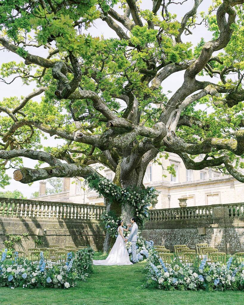 I am so behind with Instagram and I have so many beautiful shoots to share.  So I’ll start with this exquisite shoot created by cake designer @louisehayescakedesign and captured by @jamieedwardphotography at <a href="/somerleyhouse/">Somerley House</a> 

It’s almost impossible to cho… instagr.am/p/CvsWUtfM55a/