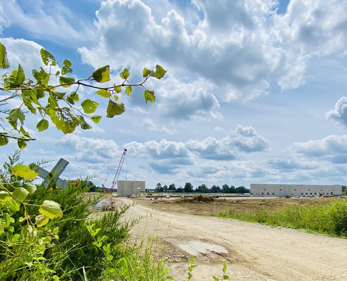 ctowntreva's tweet photo. 👀 Do you see what I see? Walls are up on the @CharlestownIN end of the River Ridge Commerce Center! There’s never been a better time to #ChooseCharlestown. Thanks to proactive planning we are prepared for development. #CharlestownFirst #DrMayor #ReElectTreva https://t.co/XOLXrCX14l