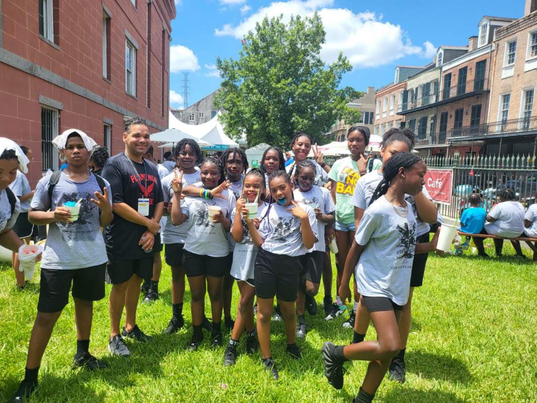 NewtralGroundz's tweet image. Love this ✨ Sometimes a little can go a long way! Juan Lafonta bought snowballs for a New Orleans youth band 🎺🎷🍧