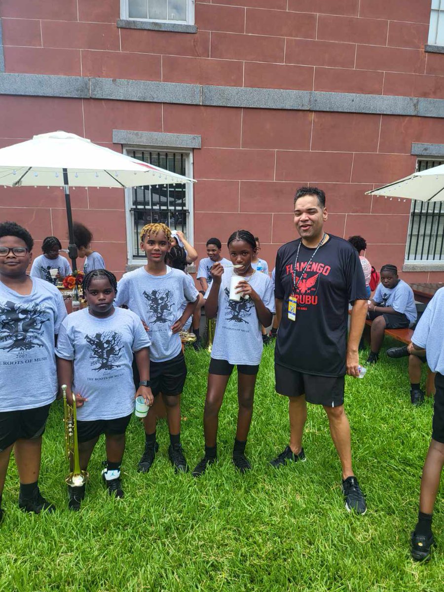 NewtralGroundz's tweet image. Love this ✨ Sometimes a little can go a long way! Juan Lafonta bought snowballs for a New Orleans youth band 🎺🎷🍧