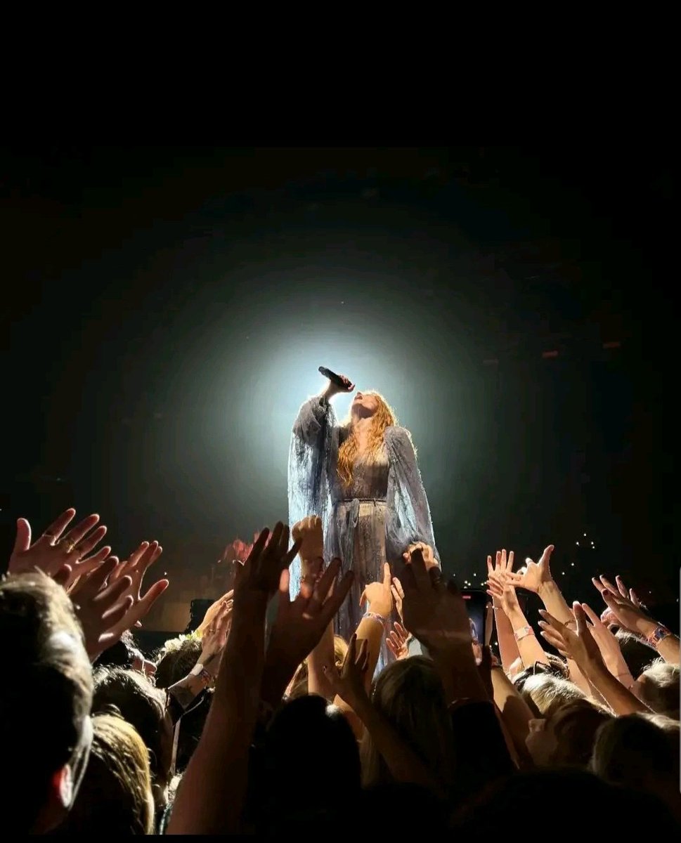 ISeashells's tweet image. And I mean come ON. Jesus came back in a beautiful dress for fucking real.