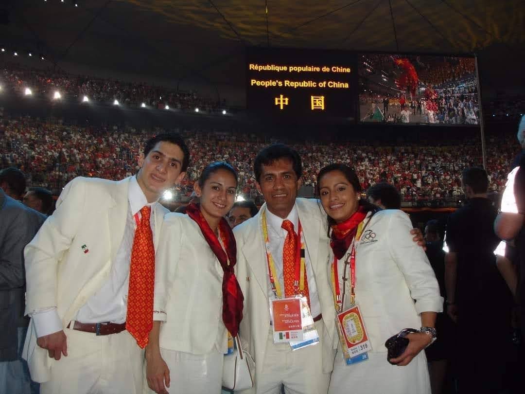 almarin2004's tweet photo. Hace 15 años ya
El viernes 8 del 8 del 2008 a las 8 (20:00 hrs.)
Fueron inaugurados los Juegos Olímpicos de Beijing en el Estadio Nacional “Nido de Pájaro”.
Tuve la fortuna de coincidir en la Ceremonia de Inauguración con Rommel Pacheco, Paola Espinoza y con Tatiana Ortiz. https://t.co/GWGKfsWDBE