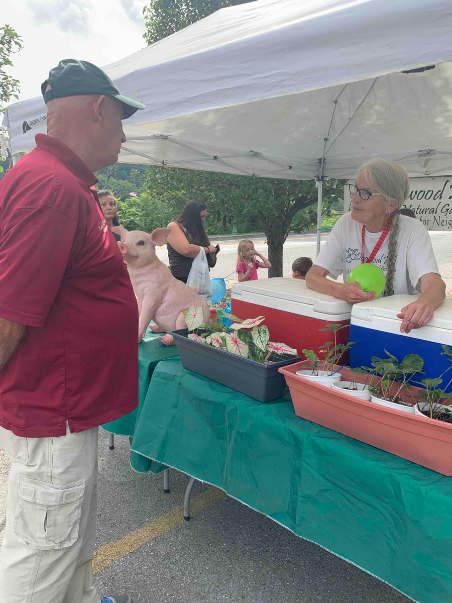 WVDeptofAg's tweet photo. It’s #NationalFarmersMarketWeek! Commissioner Leonhardt visited the Alderson Community Market and had a chance to talk with growers, producers, shoppers and some future farmers. Support your local market - #BuyLocal #WVGrown https://t.co/ti4xMWTojf