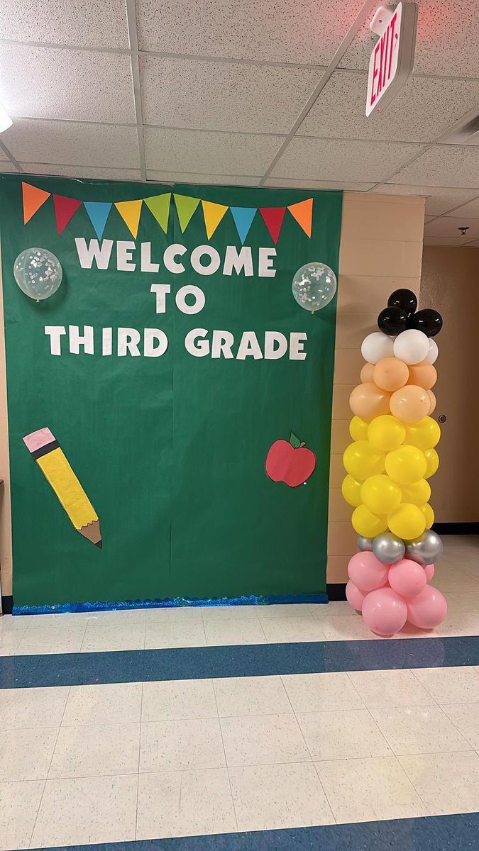 RachelM0tt's tweet photo. @SadlerOCPS did an amazing job setting up photo booths for our students and families to use at Meet the Teacher and on the first day of school 💕 Bring on the 23/24 school year!! #mustangmagic @Miss_Hernandez4 @msjames1122 @jharrisonkinder @Jinny0521 @LydiaRo22845218 @pamelac79 https://t.co/vIadE1HhoA