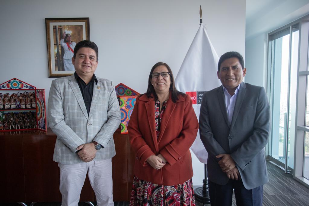 midagriperu's tweet photo. La ministra de Desarrollo Agrario y Riego, @NellyParedesDC, se reunió con el congresista Juan Carlos Mori, a fin de coordinar acciones conjuntas para apoyar a los productores de Alto Amazonas, región Loreto, y fortalecer el sector agrícola. https://t.co/tDmxxPxUTK
