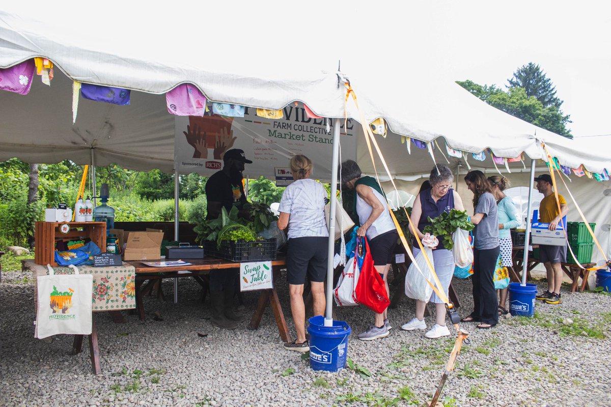 BuffaloFood's tweet photo. Buffalo-born Black, Burmese, Karenni, Congolese, Somali Bantu, Burundian, Liberian + Bangladeshi farmers offer diverse market in Orchard Park Monday 3-6 pm @CollectiveFarms, 5701 Burton Rd https://t.co/YYawRgxhVe https://t.co/XU3enwob9Z
(Photos: Hamadi Mgagna @CollectiveFarms) https://t.co/YTEwYbcb66