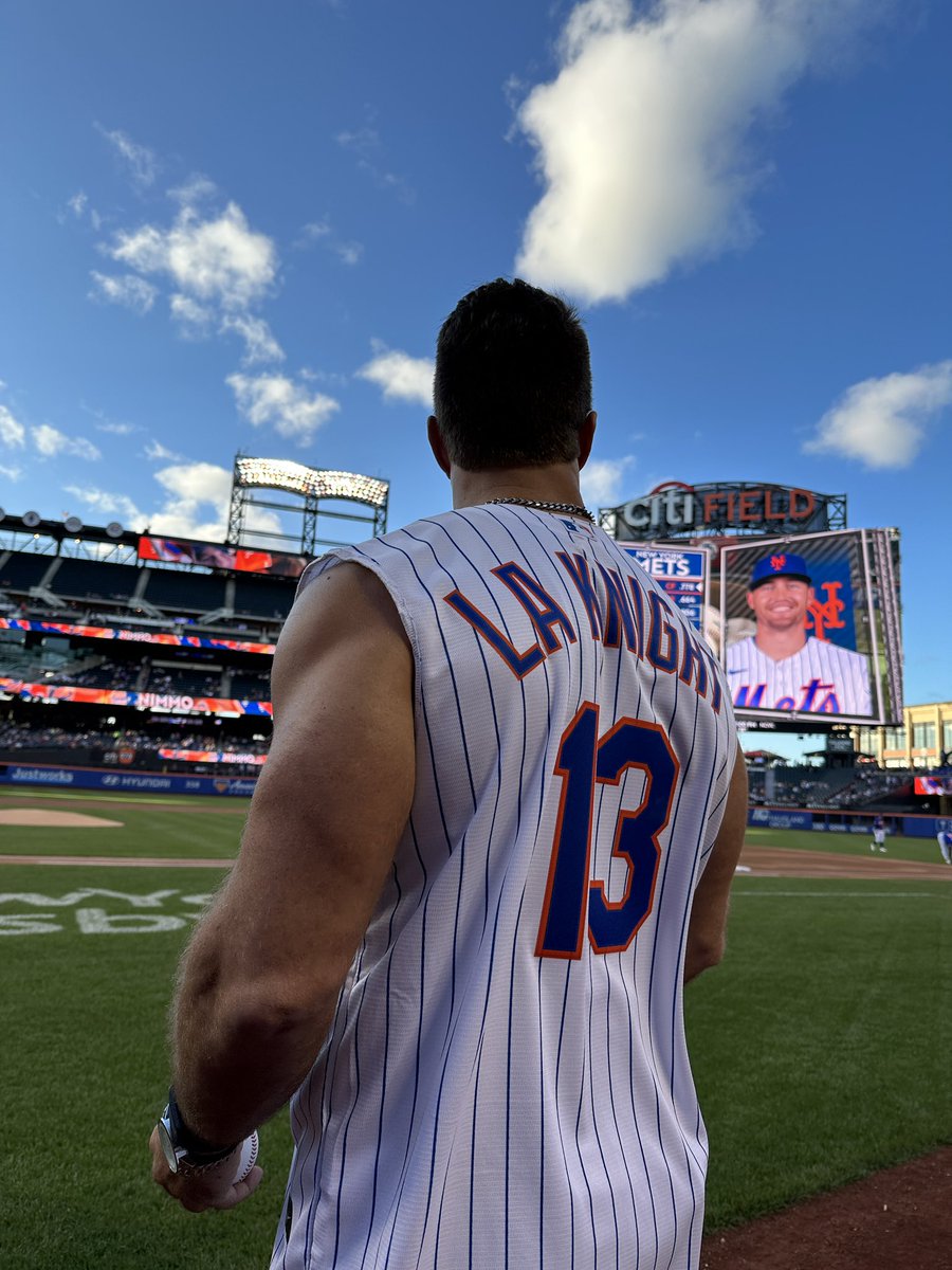 Mets's tweet image. .@RealLAKnight ready for tonight’s first pitch 💪
