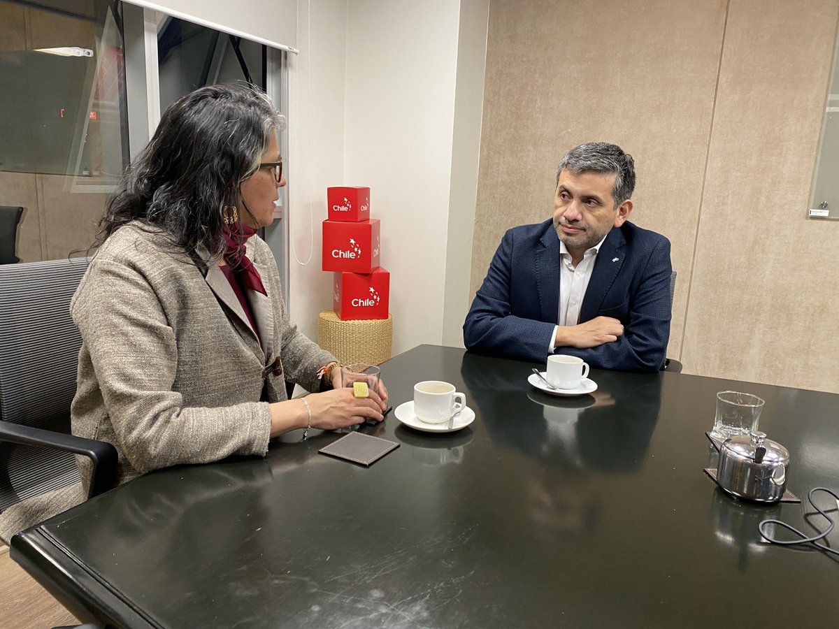 VeroPardoLagos's tweet photo. Nos reunimos con Gerardo Espíndola, alcalde de @MuniArica, y conversamos sobre cómo mejorar conectividad aérea hacia macro zona norte, además de potenciar promoción hacia países limítrofes que nos escogen como destino de vacaciones y consolidar a Arica como destino de congresos. https://t.co/yMN0mtQiLK