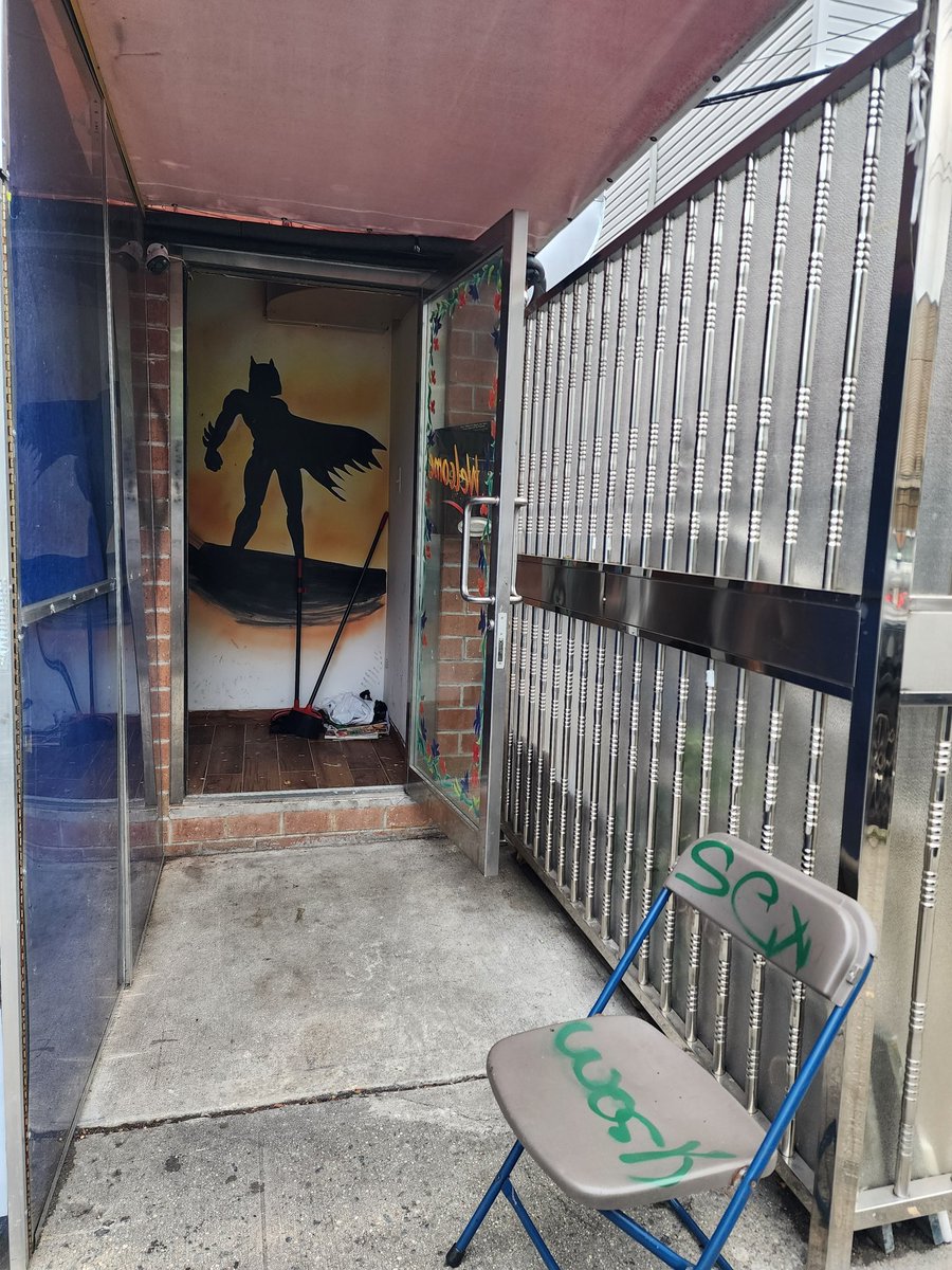 CatsBodega's tweet photo. @NYCMayor Hey mayor! Check this Brothel out!
@NYPDnews @NYPD110Pct @NYPDCommAffairs have done nothing about it. I call, I leave messages. I personally go to the precint and get scoffed at. They ask "why so passionate sir? Husband cheated on you?"

No children go to school across the way. https://t.co/N2ZirfS1qR