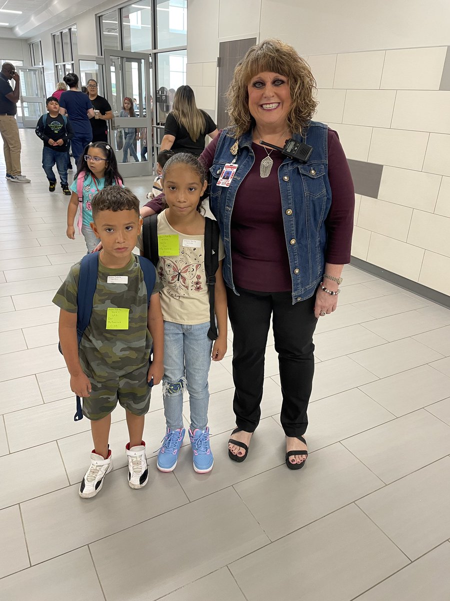 SantaFeCISD's tweet photo. Amazing First Day of School SFE ! We made friends, smiles and memories . 🍎 #clevelandisd

Increíble primer día de escuela SFE! Hicimos amigos, sonrisas y recuerdos. #just4kids #indianpride 

@theclevelandway @sfesbh https://t.co/Pbzo1erCWK