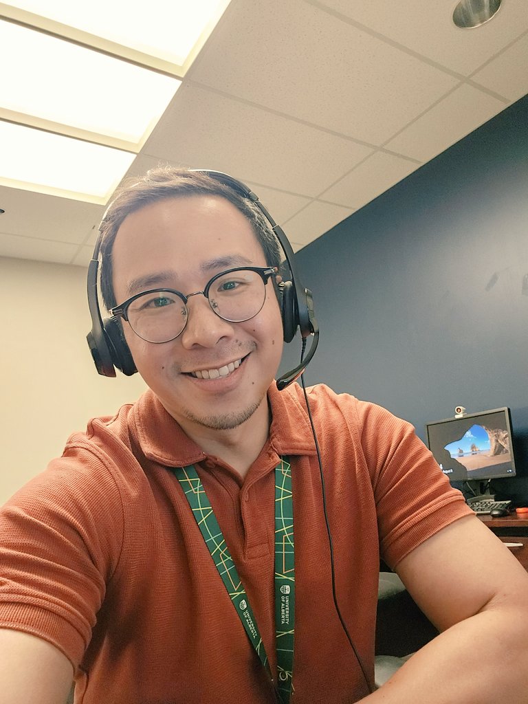 Keniji's tweet photo. How can I help you today? 😁

Weekly tumor board rounds on a rainy Tuesday afternoon.  #WeCrossCancer https://t.co/AQjF2wJQvq