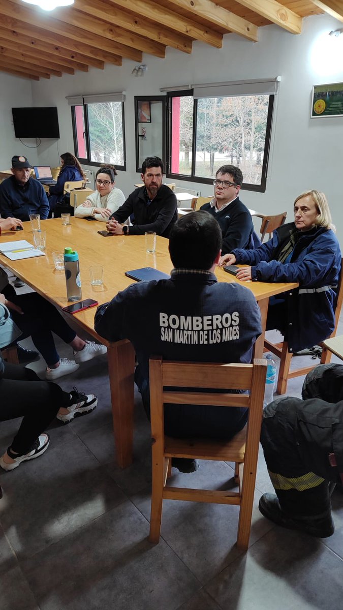 INTIargentina's tweet photo. Como cierre de su visita a #SMAndes @sandra_mayol y Jorge Schneebeli se acercaron a @bomberos_san. Allí, en el marco del Programa Kaizen Tango, el INTI asesora a la organización para aplicar el sistema japonés conocido como “Metodología 5s”. https://t.co/pgml7ihACE