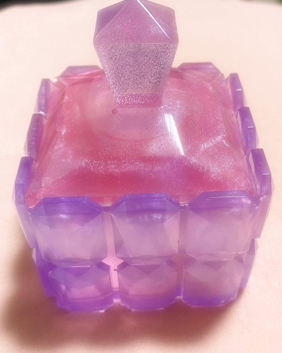 Sanationao's tweet photo. 最近の作品No.10

小物入れ
紫〜ピンク

色々アレンジできそうでワクワク☺️
オアシス入れて花器として使うのもありかなぁ🤔

#2液性レジン
#小物入れ
#ハンドメイド https://t.co/5RrgFm44Xr