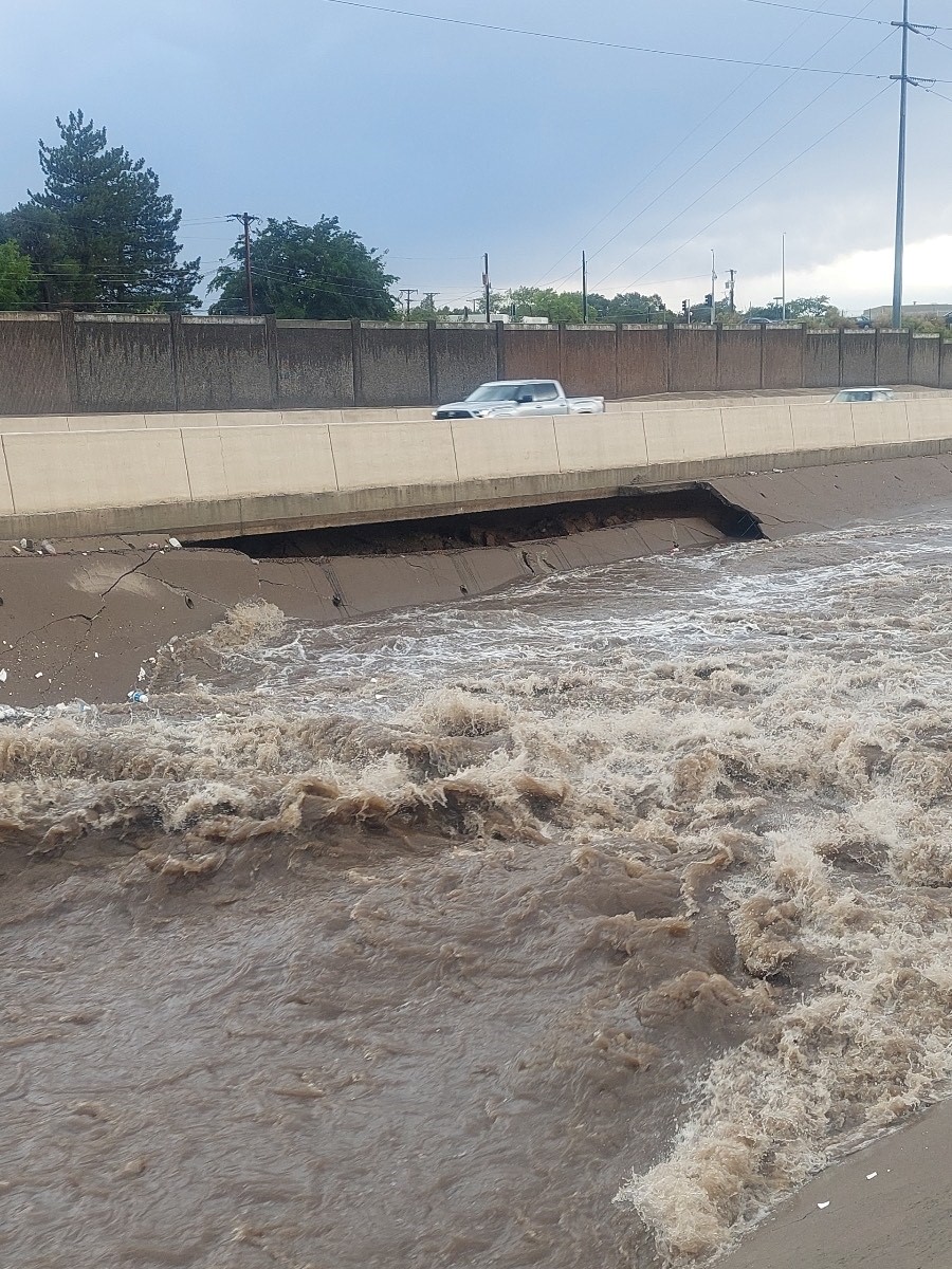 granttosterudwx's tweet photo. Today's flooding rains caused damage to the I-40 arroyo Tuesday afternoon. These pictures from @NMDOT show the damage. They say lanes will be temporarily closed between San Mateo and Louisiana. @krqe #NMwx https://t.co/jYh2dfjw57