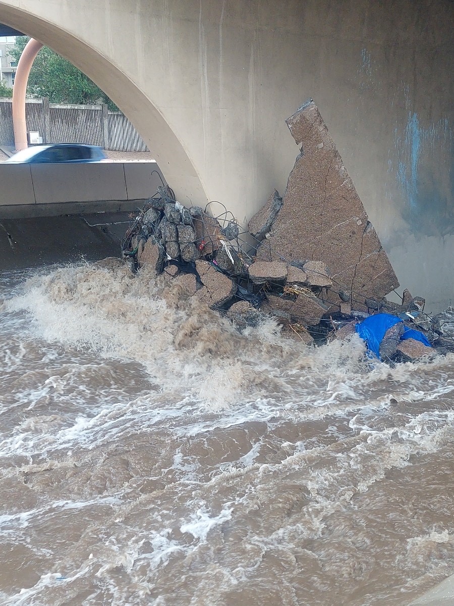 granttosterudwx's tweet photo. Today's flooding rains caused damage to the I-40 arroyo Tuesday afternoon. These pictures from @NMDOT show the damage. They say lanes will be temporarily closed between San Mateo and Louisiana. @krqe #NMwx https://t.co/jYh2dfjw57