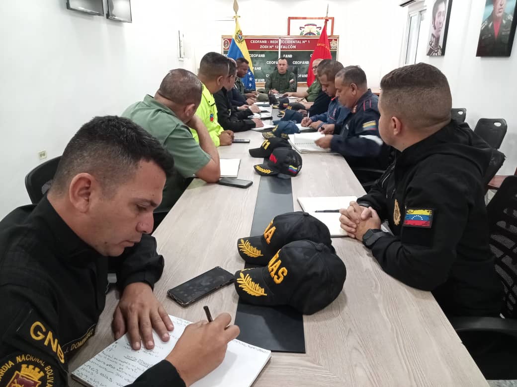 FalconZodi12's tweet photo. #08Agosto El GD. @ARNOSF Cmdte #ZODIFalcon preside reunión de coordinación con los organismos de seguridad a fin de planificar estrategias de actuación contra las bandas organizadas (GEDO) y mantener al estado Falcón como uno de los más seguros del país. https://t.co/pxr8s4YRq5