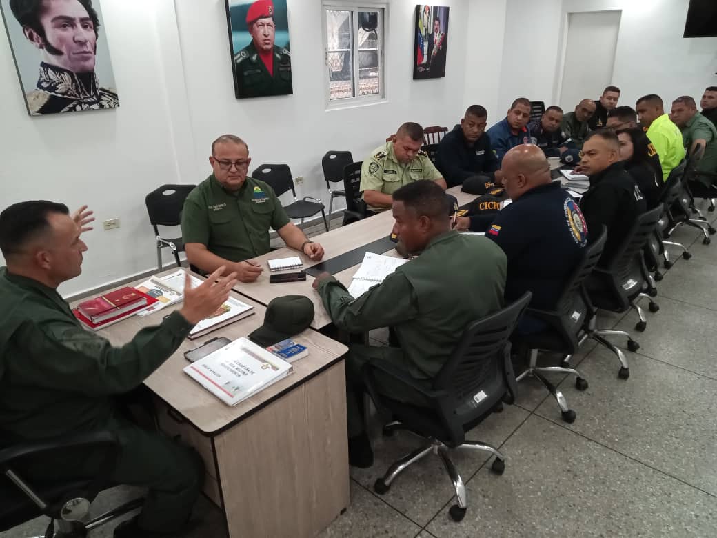FalconZodi12's tweet photo. #08Agosto El GD. @ARNOSF Cmdte #ZODIFalcon preside reunión de coordinación con los organismos de seguridad a fin de planificar estrategias de actuación contra las bandas organizadas (GEDO) y mantener al estado Falcón como uno de los más seguros del país. https://t.co/pxr8s4YRq5