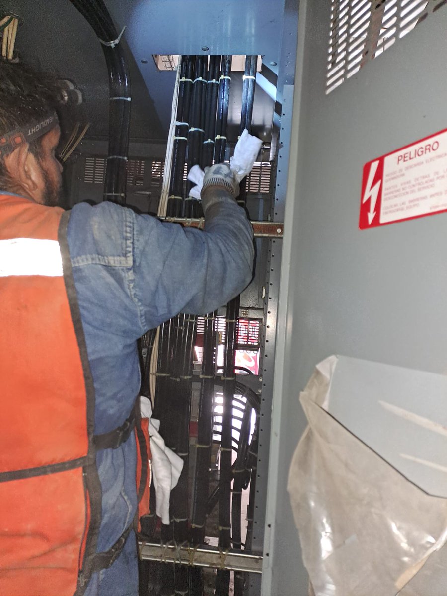 jmgingenieria's tweet photo. Mantenimiento preventivo a subestacion eléctrica y tableros principales.

#mantenimiento_subestacion 
#mantenimiento_transformador
#mantenimiento_electrico 
#SubestacionElectrica 
#aceite_transformador
#JMG_Ingenieria_Electrica https://t.co/HmS2wSUOkd