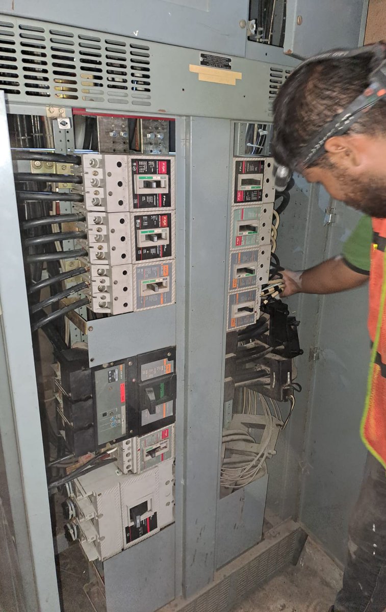 jmgingenieria's tweet photo. Mantenimiento preventivo a subestacion eléctrica y tableros principales.

#mantenimiento_subestacion 
#mantenimiento_transformador
#mantenimiento_electrico 
#SubestacionElectrica 
#aceite_transformador
#JMG_Ingenieria_Electrica https://t.co/HmS2wSUOkd