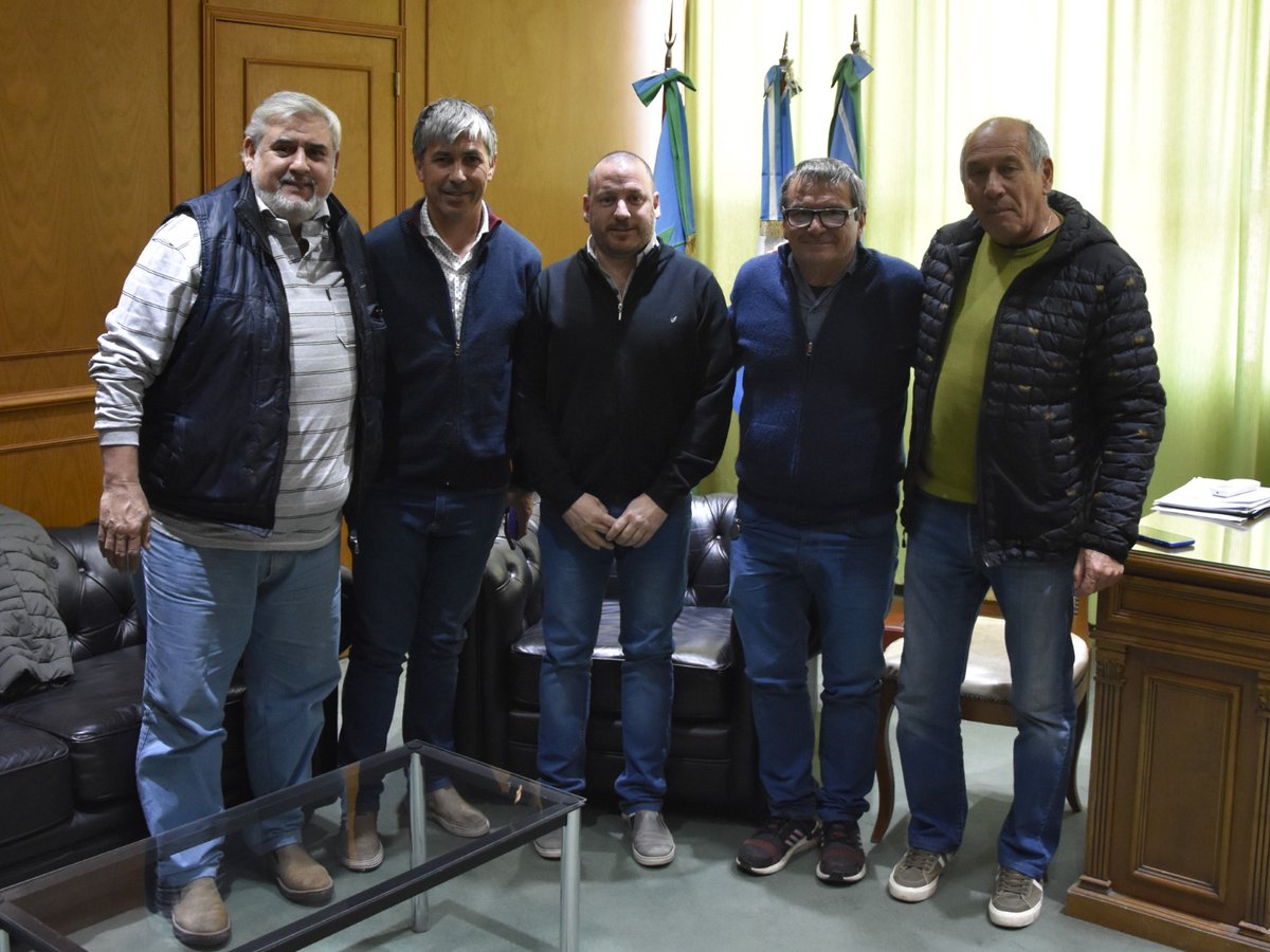 fstmpba's tweet photo. Los compañeros miembros del Consejo Directivo Jorge Iglesias, Juan Sosa, y Rubén Rodríguez visitaron días atrás la localidad de Tres Lomas para llevar a cabo gestiones relacionadas con la 2da. Jornada de Capacitación Sindical que llevaremos a cabo allí hacia finales de mes. https://t.co/MJWyQpVaCo